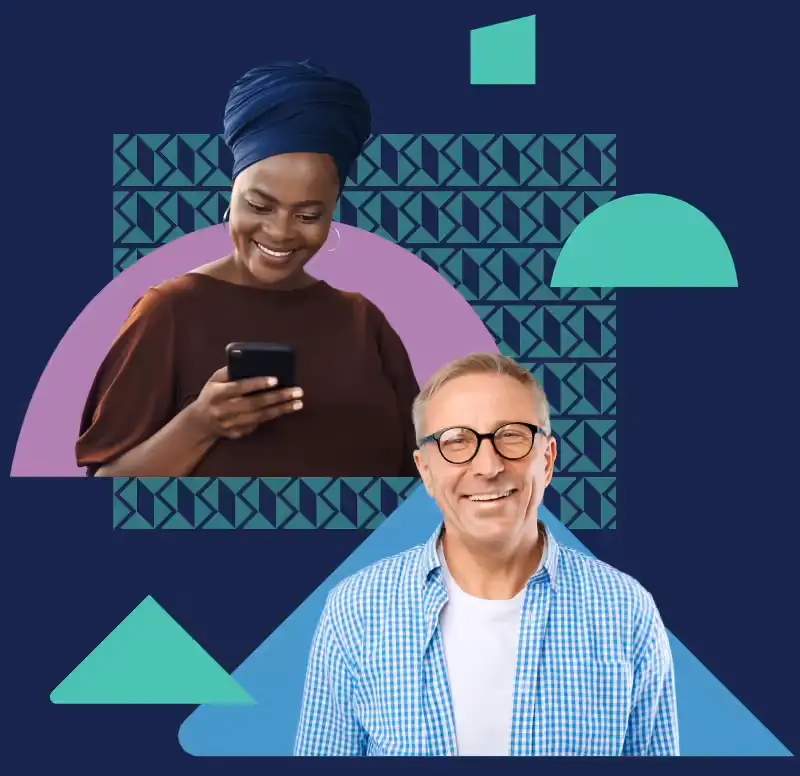 Smilende mand og kvinde, der kigger på en telefon