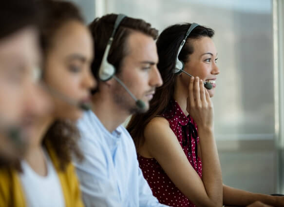 fire personer med headset på