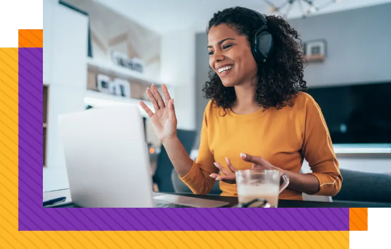 En kvinde med headset foran en bærbar pc